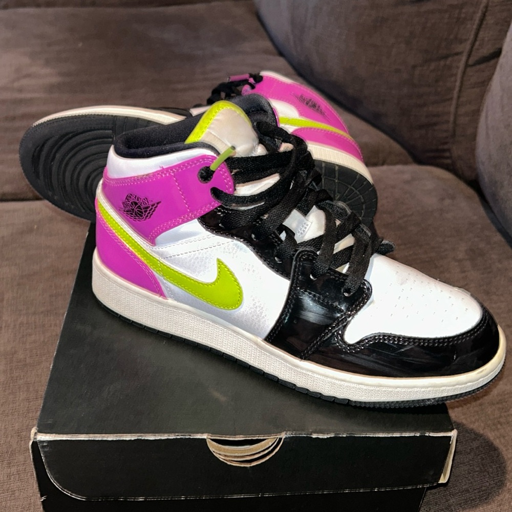 Air Jordan 1 Mid SE (GS) gently worn.